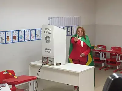 De vermelho e verde e amarelo, Giselle Marques vota na Capital