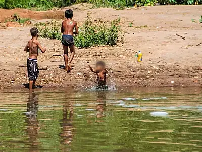 Infância em MS: 43% ficam sem acesso a esgoto e 30 mil vivem na pobreza extrema