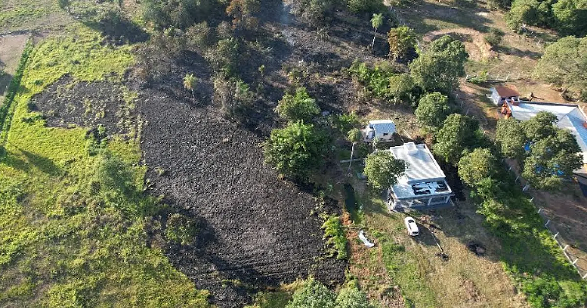 Sem controle, fogo iniciado para limpar quintal invade propriedade vizinha