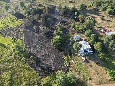 Sem controle, fogo iniciado para limpar quintal invade propriedade vizinha
