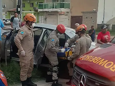 Colisão entre dois carros causa lesão no quadril de motorista