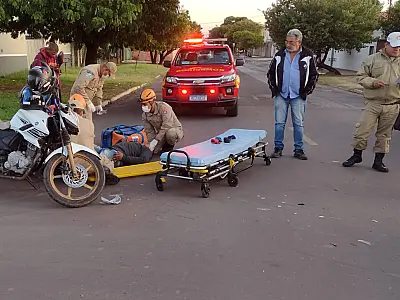 Motociclista sofre fratura na perna em colisão com carro