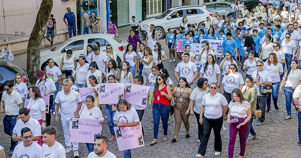 Caminhada conscientiza população contra o feminicídio e reforça canais de denúncia