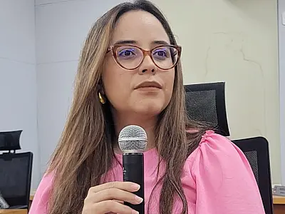 Hanna busca informações sobre oferta de cursos profissionalizantes na cidade