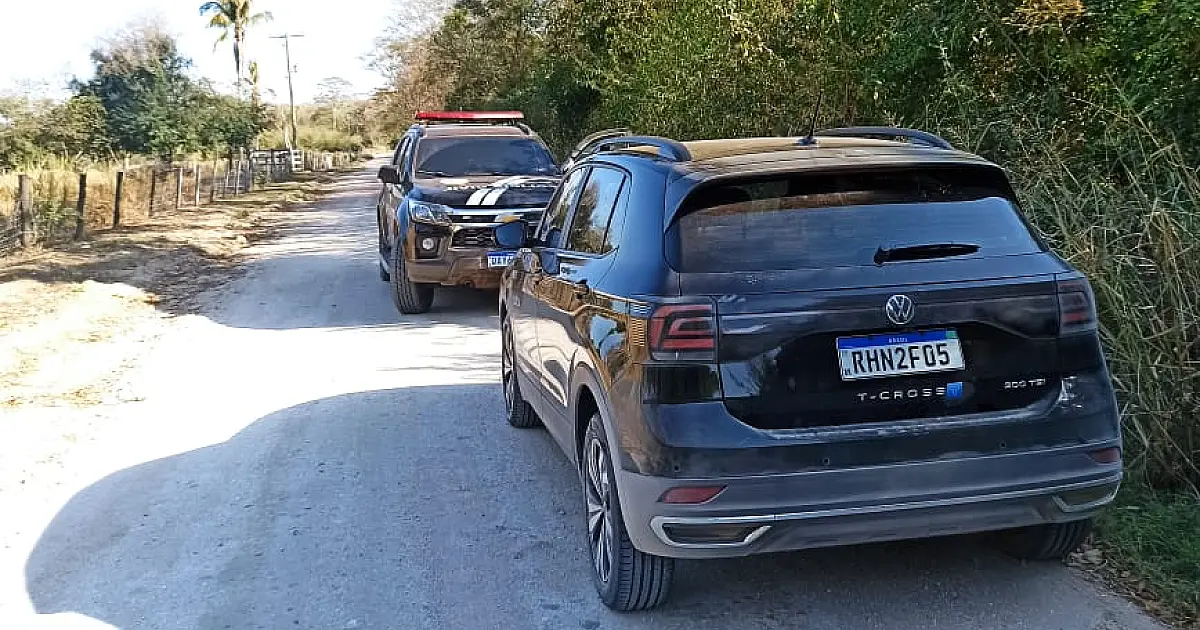 Casal é preso com carro furtado que seguia para Bolívia