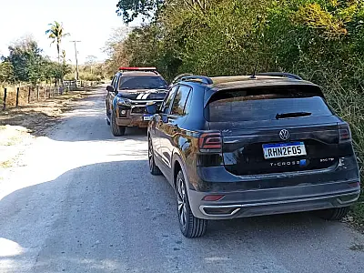 Casal é preso com carro furtado que seguia para Bolívia
