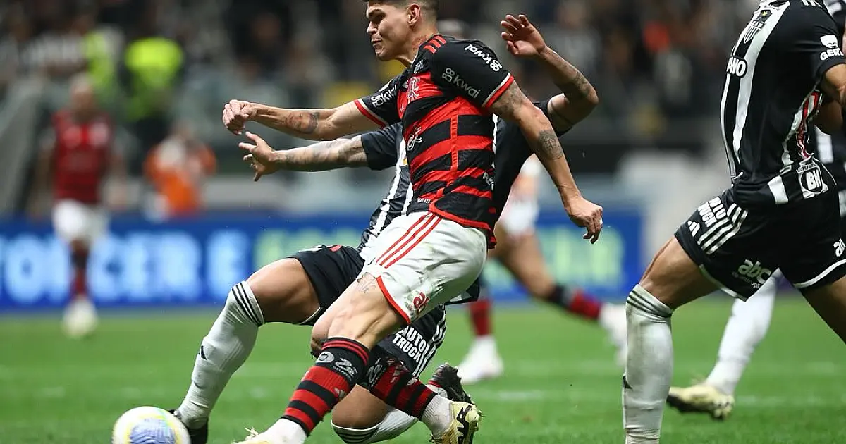 Flamengo goleia Atlético-MG e segue na liderança do Brasileiro