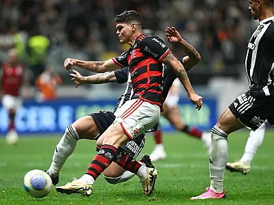 Flamengo goleia Atlético-MG e segue na liderança do Brasileiro