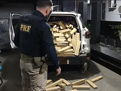 PRF apreende 888 Kg de maconha e recupera veículo roubado