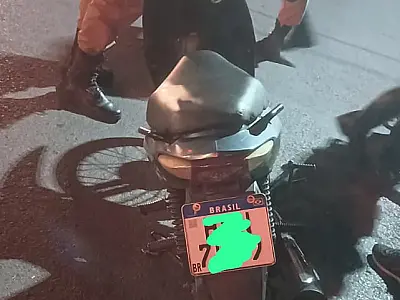 Motociclista ferido em colisão é transferido para o PS com dores no quadril