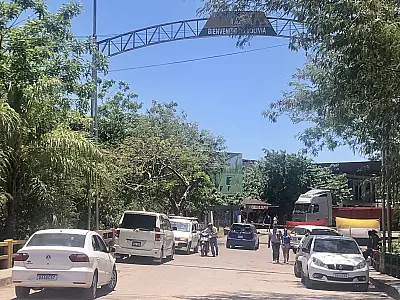Fronteira Brasil-Bolívia aberta para transporte de caminhões