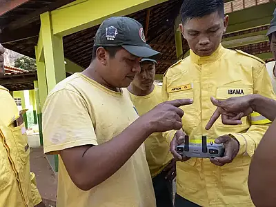 Brigadistas indígenas recebem aulas com drone para combater incêndios