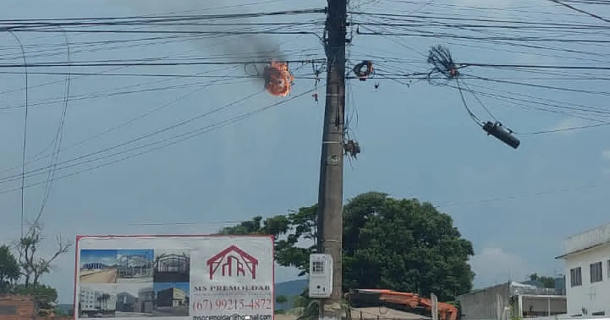 Incêndio em poste atinge rede elétrica e fios de internet na rua América