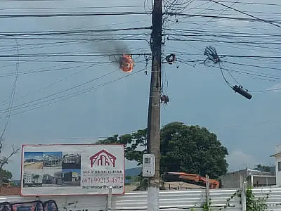 Incêndio em poste atinge rede elétrica e fios de internet na rua América