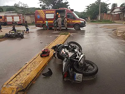 Colisão entre motos deixa condutores feridos no Guatós