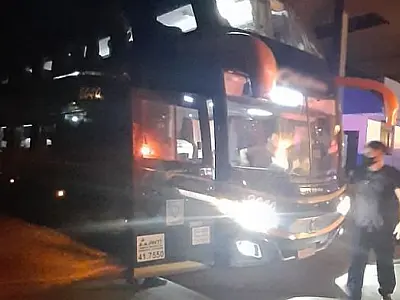 Ônibus com mais de 50 bolivianos ilegais é flagrado pela PF em Corumbá