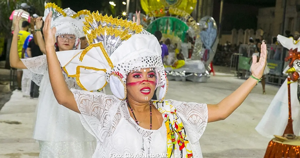 Imperatriz Corumbaense abre a noite de desfiles das escolas de samba e encanta público