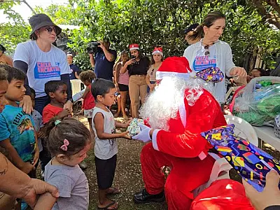 Visita do Papai Noel encanta crianças ribeirinhas de Corumbá