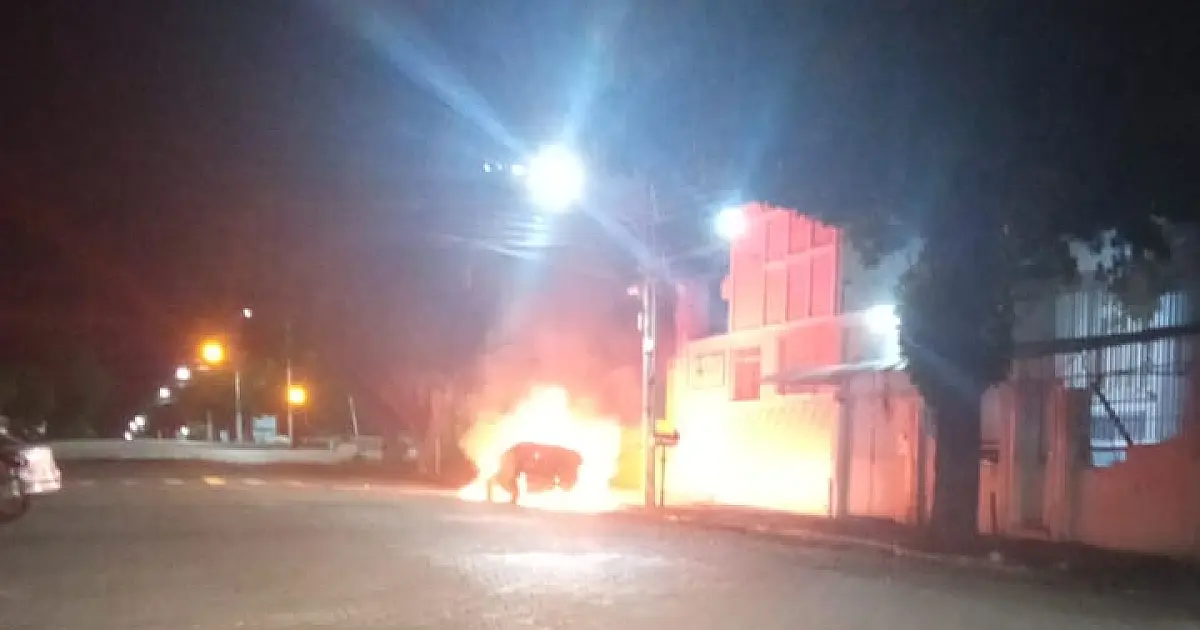 Carro é incendiado na madrugada