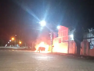 Carro é incendiado na madrugada