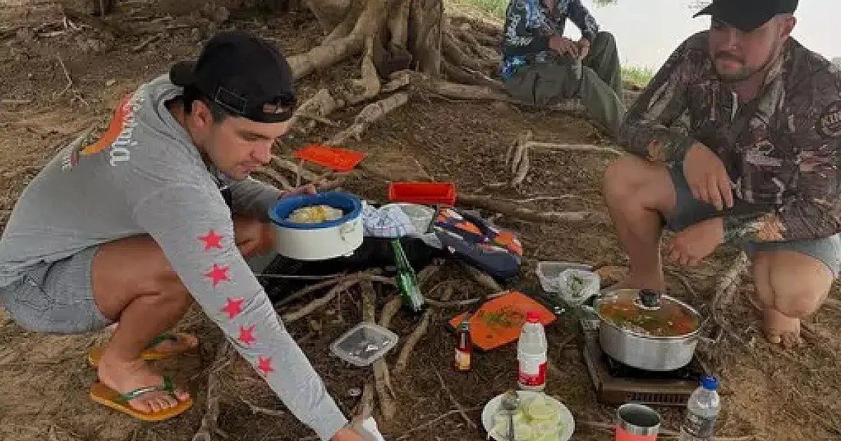 Luan Santana curte pôr do sol e dias de pescaria no Rio Paraguai