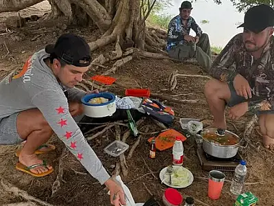 Luan Santana curte pôr do sol e dias de pescaria no Rio Paraguai