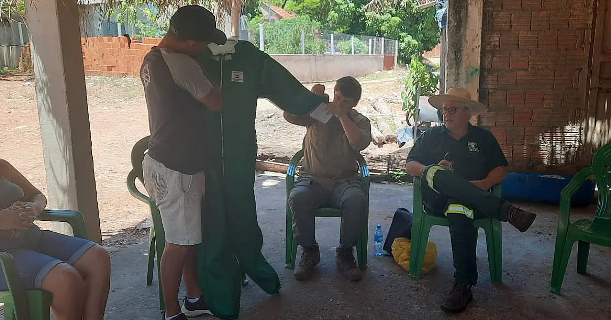 Comunidade Salobra recebe equipamentos de proteção individual para manejo de abelhas