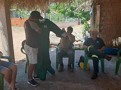 Comunidade Salobra recebe equipamentos de proteção individual para manejo de abelhas