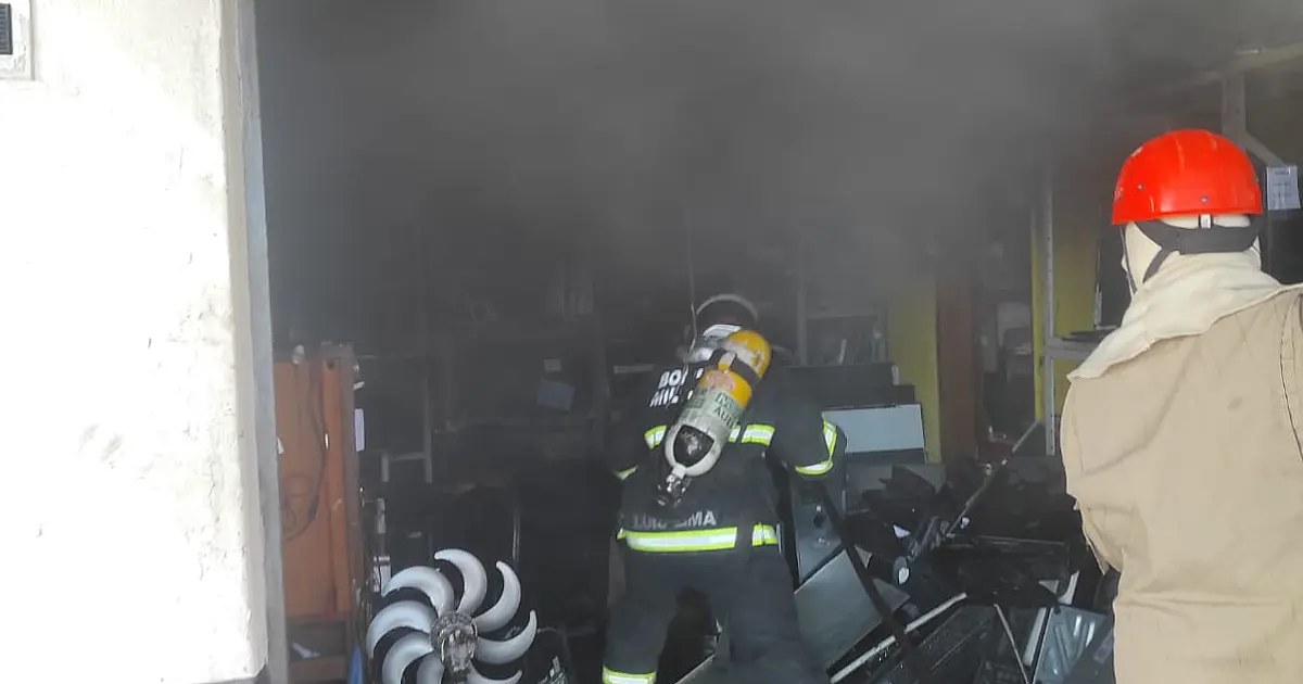 Incêndio em loja de eletrônicos destrói equipamentos