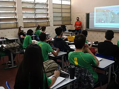 Professores do Estado recebem salários nesta sexta com reajuste de 20%