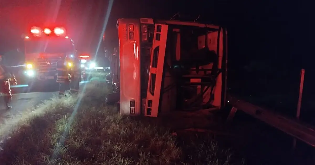 Ônibus com bolivianos tomba e deixa vários feridos no interior de SP