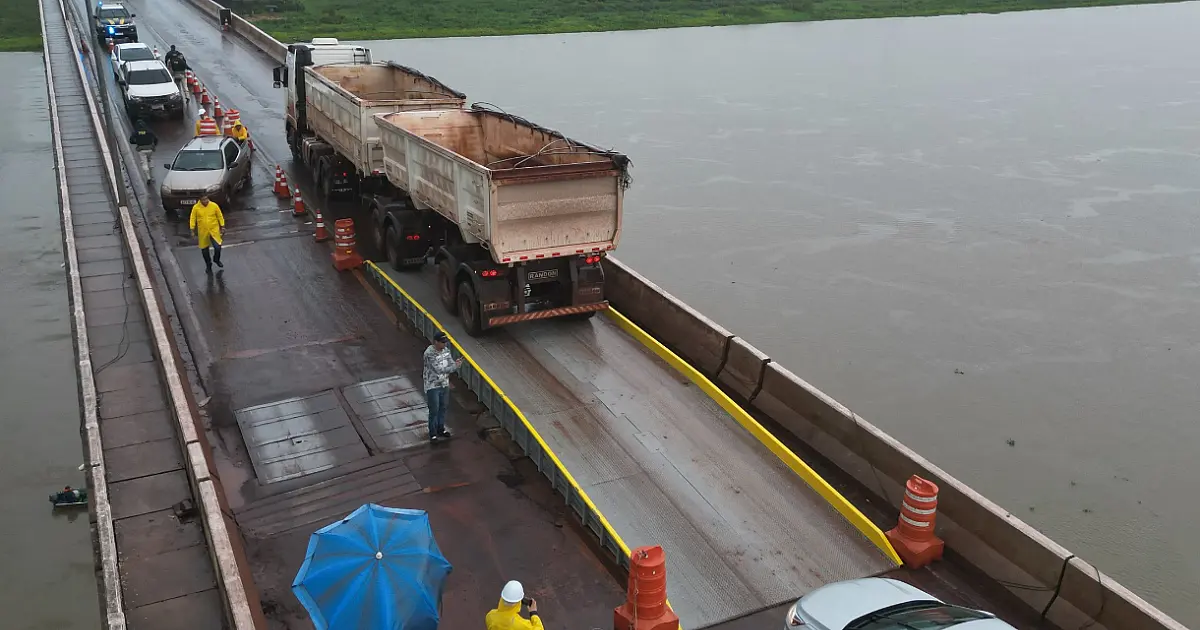 Iniciado o primeiro reparo na ponte sobre o rio Paraguai; próximo bloqueio acontece em 3 de março