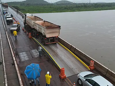 Iniciado o primeiro reparo na ponte sobre o rio Paraguai; próximo bloqueio acontece em 3 de março