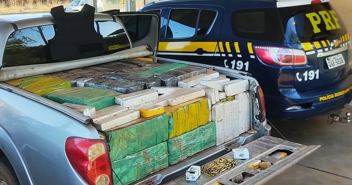 PRF apreende 1,2 toneladas de maconha, munições de fuzil e recupera caminhonete roubada