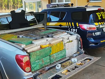 PRF apreende 1,2 toneladas de maconha, munições de fuzil e recupera caminhonete roubada