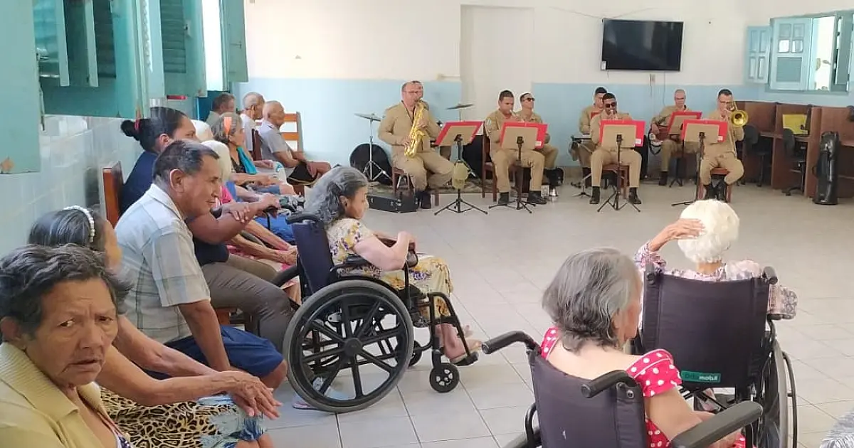 Asilo São José recebe visita do projeto Música na 3ª Idade do Corpo de Bombeiros