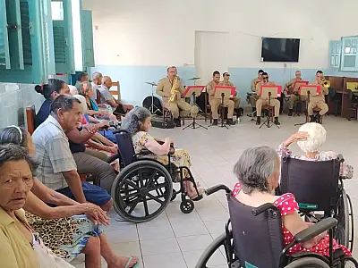 Asilo São José recebe visita do projeto Música na 3ª Idade do Corpo de Bombeiros