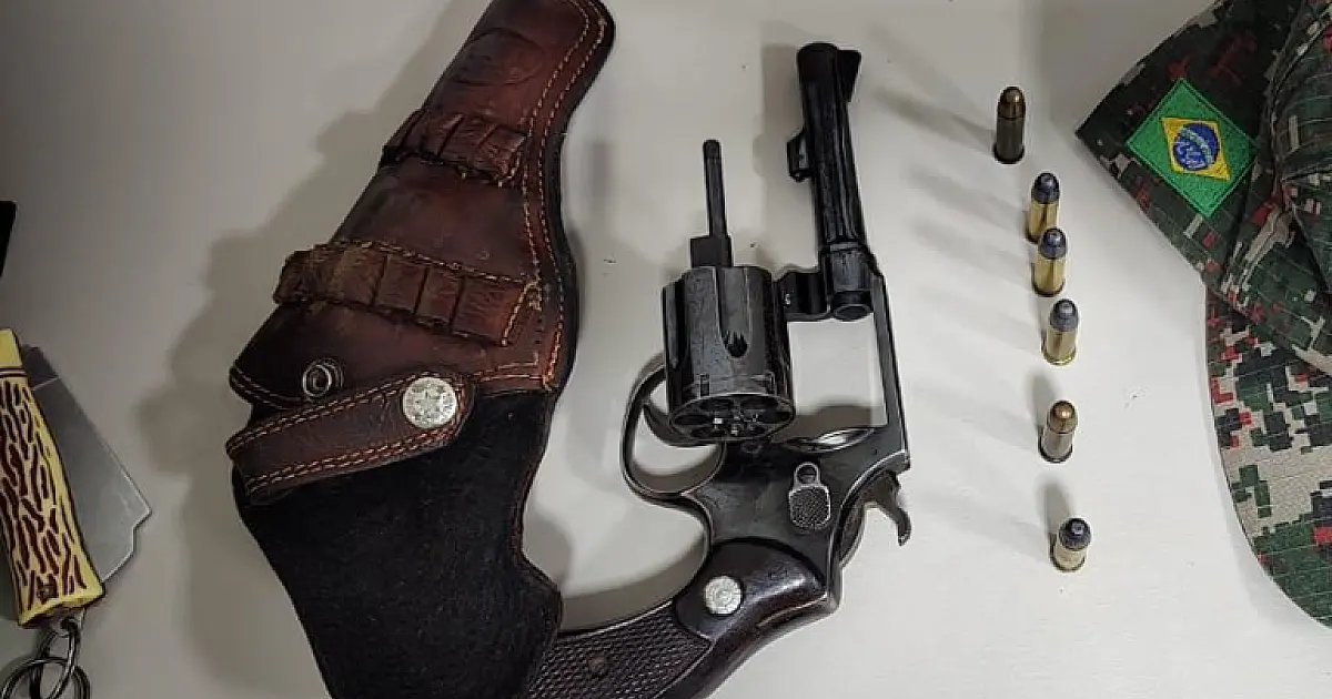 Homem é preso enquanto exibia pistola para amigos