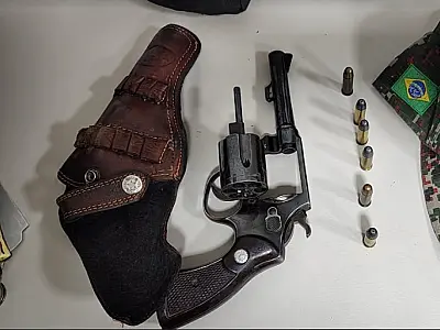 Homem é preso enquanto exibia pistola para amigos