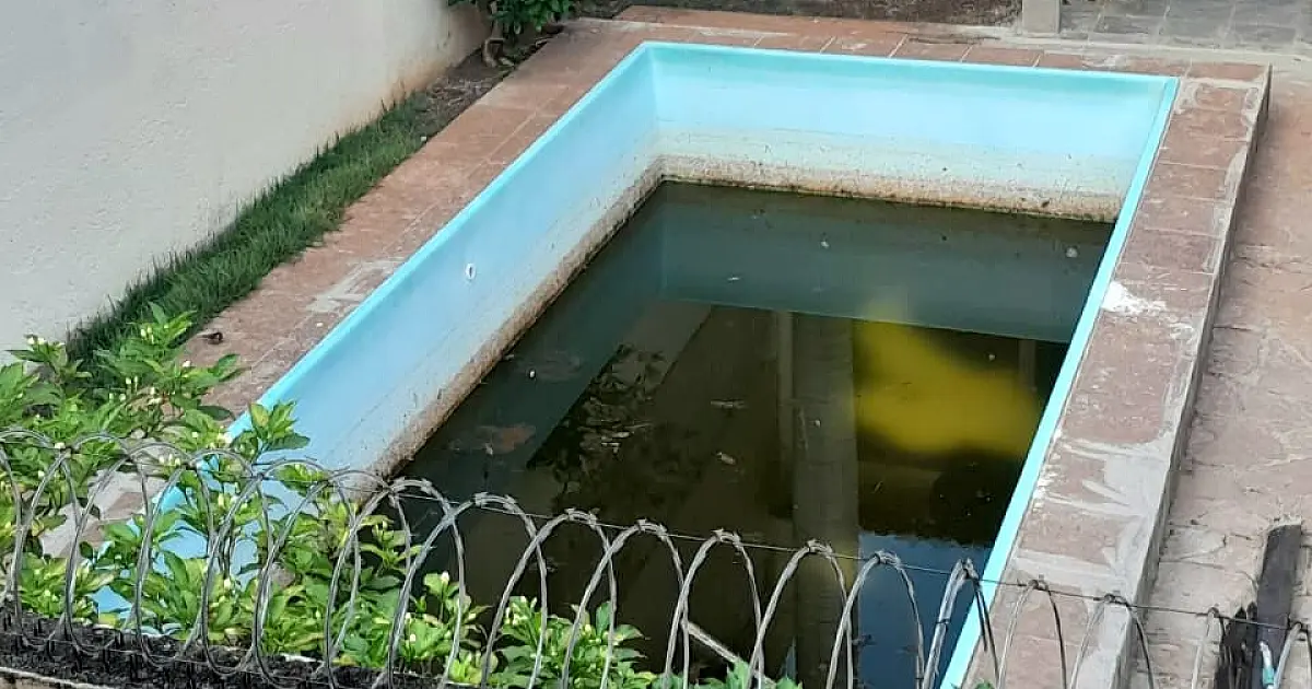 Imóvel desabitado no centro é ameaça de criadouro do mosquito da dengue