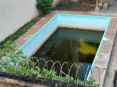 Imóvel desabitado no centro é ameaça de criadouro do mosquito da dengue