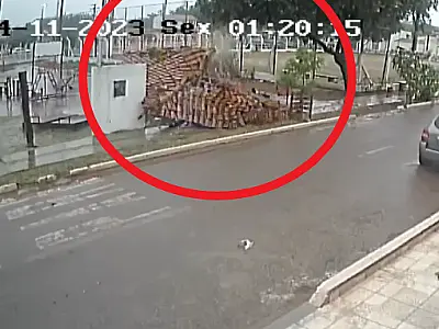Câmera registra momento em que quiosque cai em praça pública de Ladário