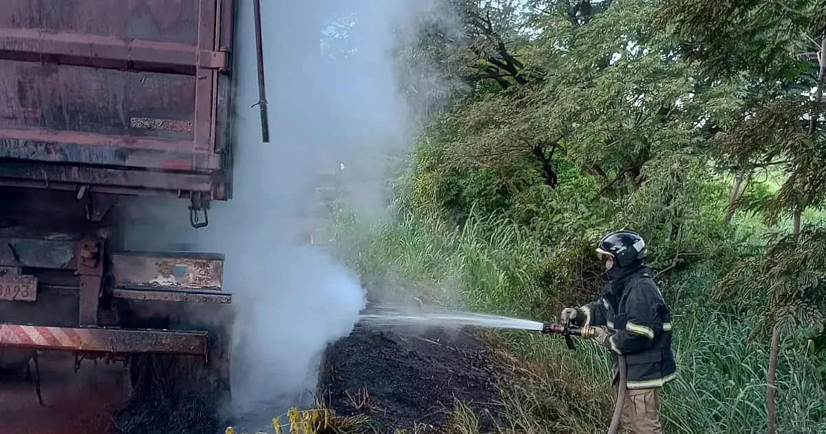 Incêndio em carreta com minério é destaque no plantão dos Bombeiros