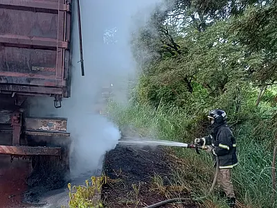 Incêndio em carreta com minério é destaque no plantão dos Bombeiros