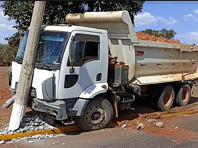 Colisões em postes custaram R$ 1,3 milhão no ano passado
