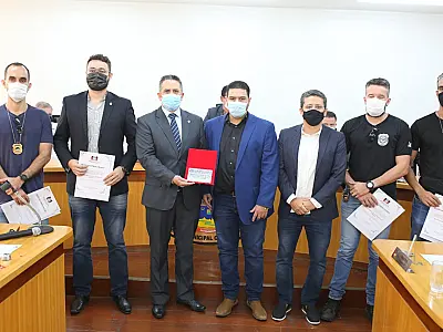 Policiais que recuperaram estátua de bronze do "Sagrado Coração" são homenageados na Câmara
