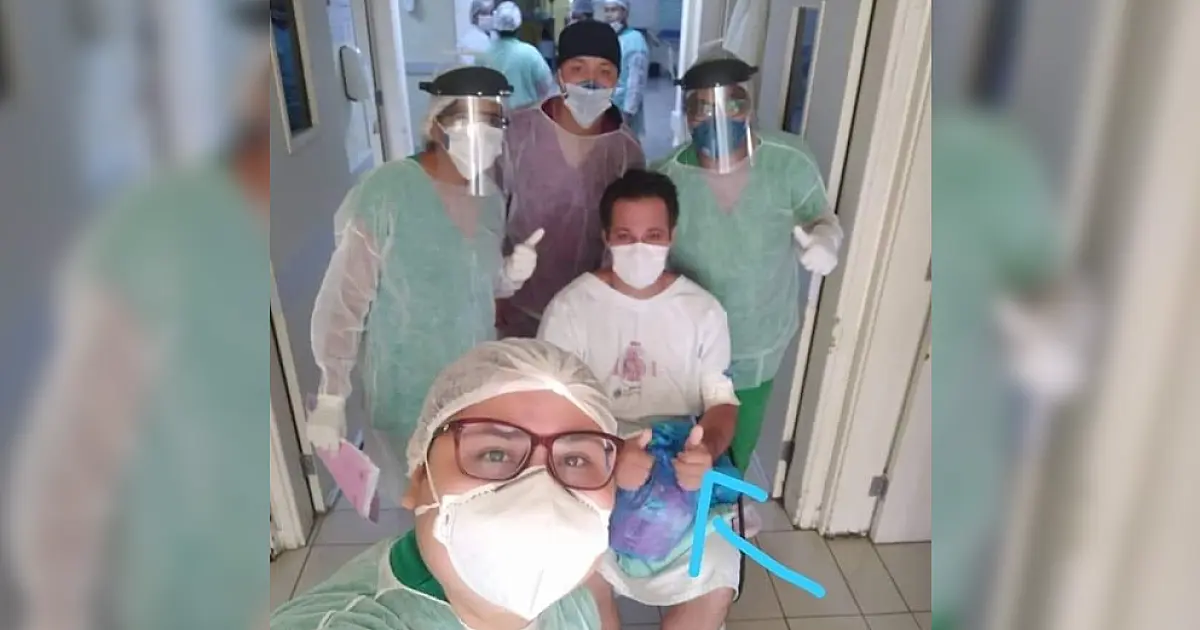 Paciente com Covid-19 sai da UTI e dispensa respirador com uso de cloroquina e azitromicina