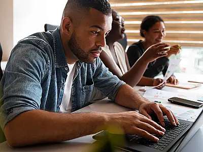 Em 2022, rendimento-hora dos trabalhadores brancos era 61,4% maior que o dos pretos ou pardos