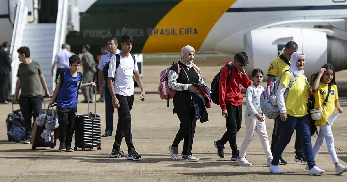 Voo com brasileiros repatriados da Cisjordânia pousa em Brasília