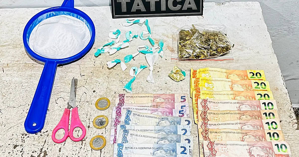 Mulher é presa vendendo drogas pela janela de casa